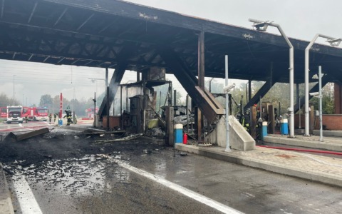 Casello autostradale Brescia Sud in fiamme
