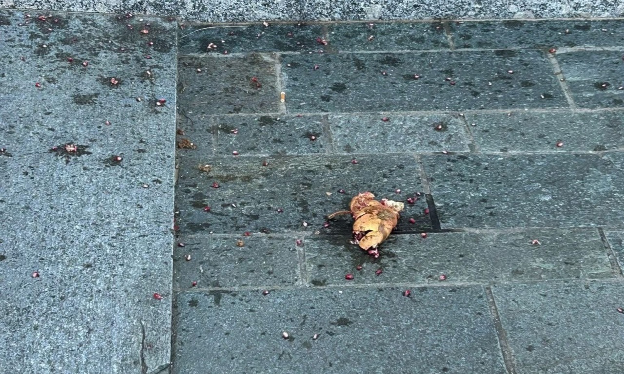 Civate, vandali gettano melograni sulla facciata della chiesa