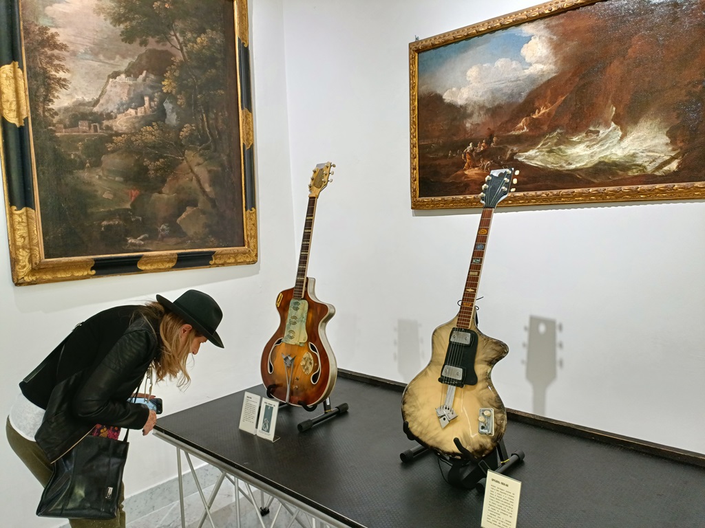 Collaterali del Tenco: fino a domenica la mostra “Wandrè e la scultura del suono”
