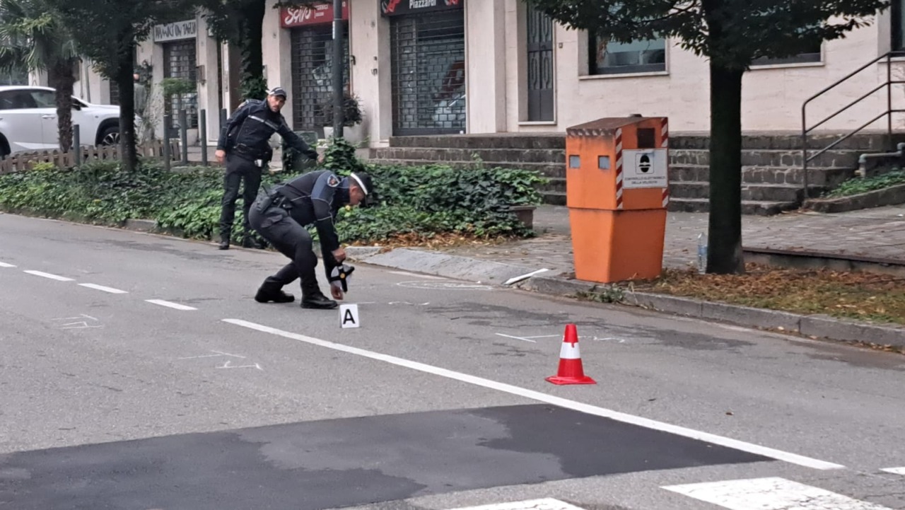 Corre e attraversa la strada, mamma e figlia investite in via Verdi: è il secondo caso in tre giorni