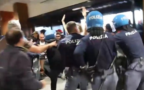 Corteo Gkn a Firenze, manifestanti cercano di occupare l’aeroporto. Scontri con la polizia