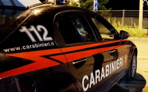 Crea problemi in un bar e ha un coltello, giovane denunciato