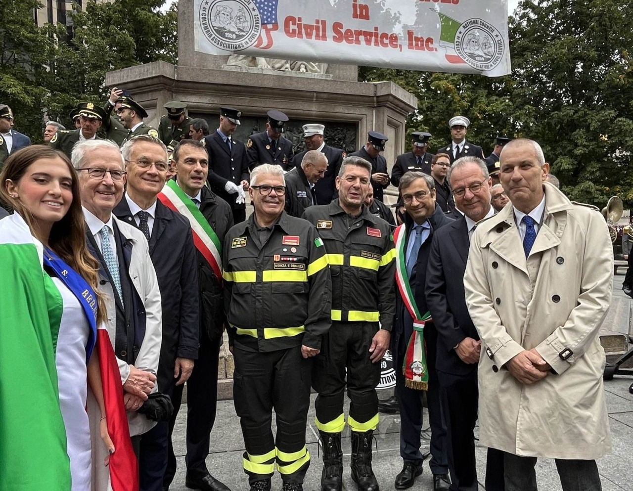Da Carate Brianza a New York, due pompieri sfilano al Columbus Day