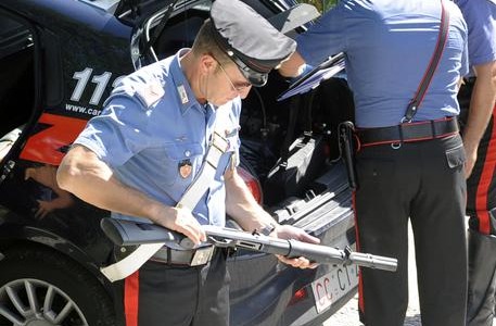 Scoperta una truffa di auto di lusso in Umbria grazie al ritrovamento di un fucile a Romano