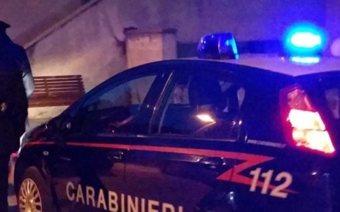 Distrugge la casa, aggredisce il padre e i Carabinieri: arrestato