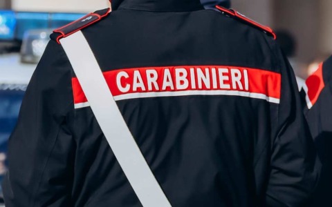 Disturba i clienti di un bar nascondendo un coltello da 19 centimetri