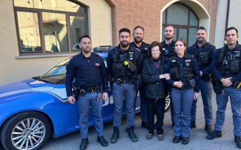 Dopo aver rubato la borsa ad una 90enne tentano la fuga: arrestati dalla Polizia di Stato
