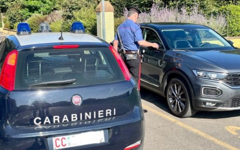 Doppia spaccata in bar nella notte: indagano i Carabinieri
