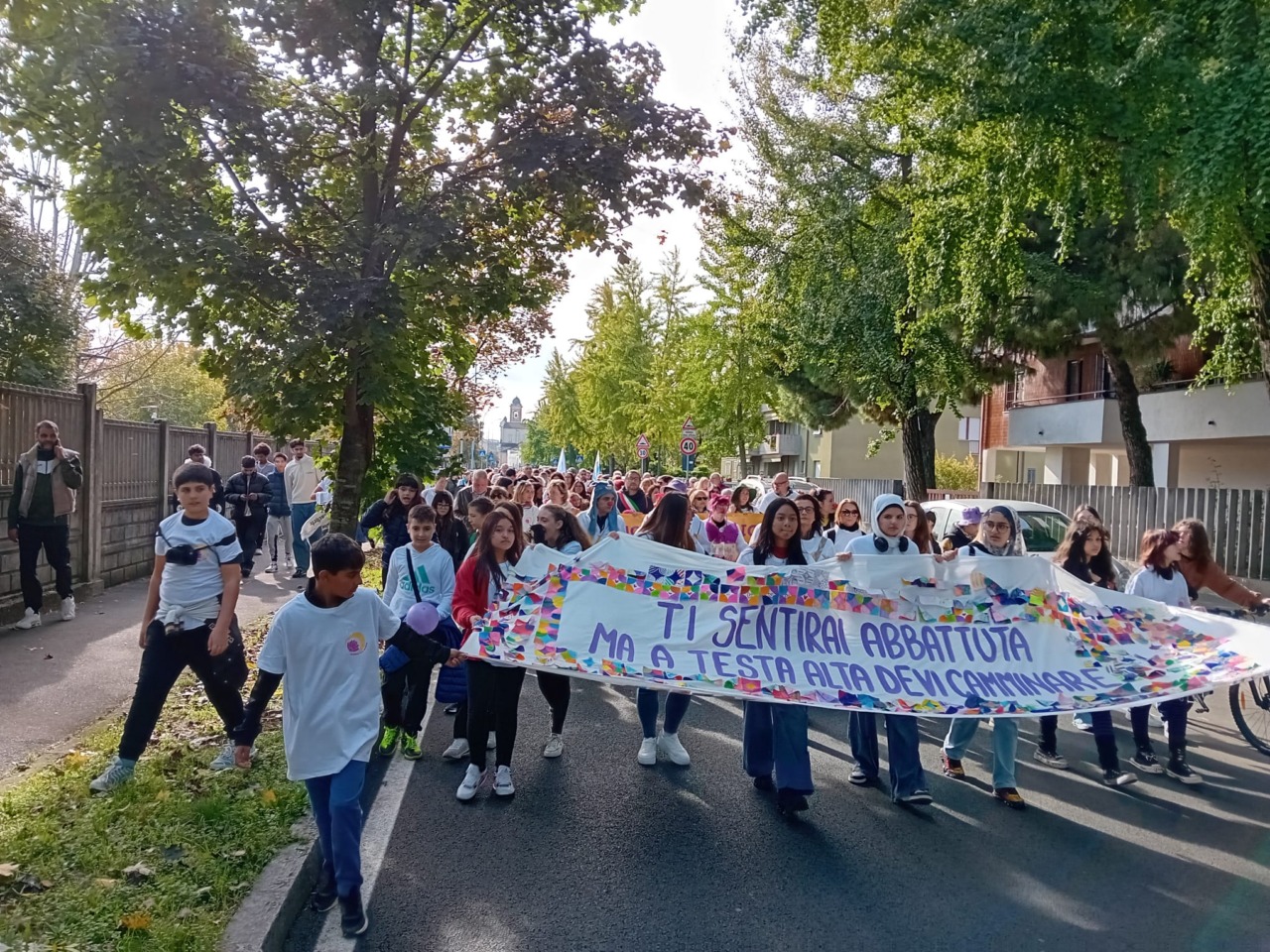 E’ finita con la partecipazione di centinaia di persone la camminata di Rete Viola