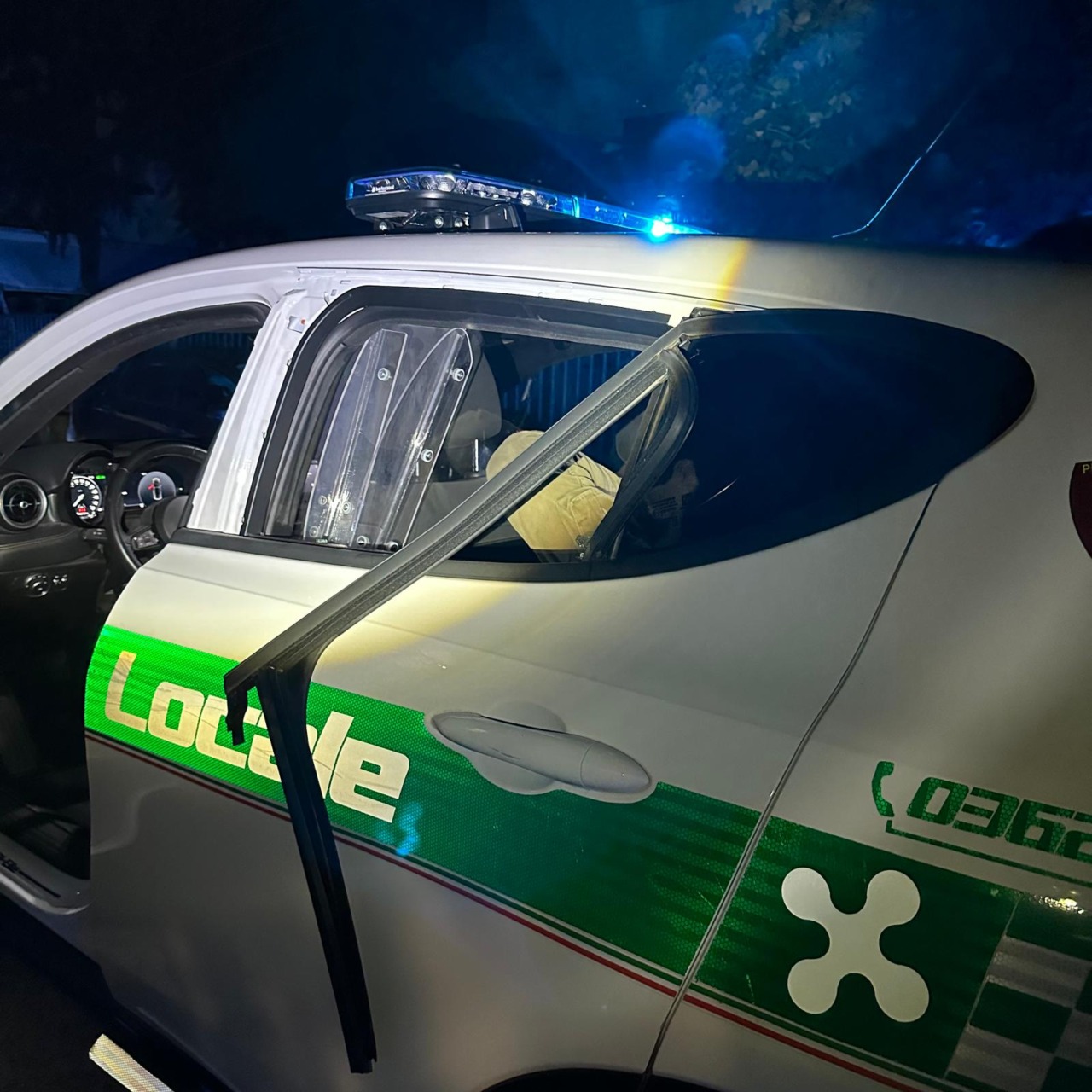 Entra in una casa, scaglia i vasi contro i vigili e sfascia la loro auto: arrestato