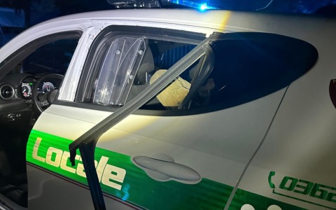 Entra in una casa, scaglia i vasi contro i vigili e sfascia la loro auto: arrestato