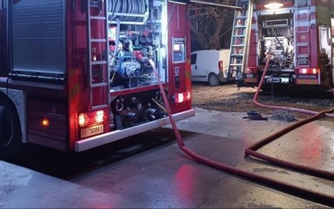 Esplode una tubatura nella notte: strade allagate e voragine al quartiere Stadera