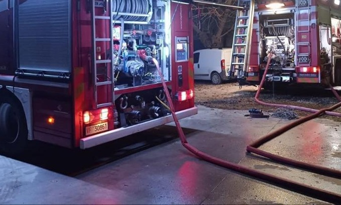Esplode una tubatura nella notte: strade allagate e voragine al quartiere Stadera