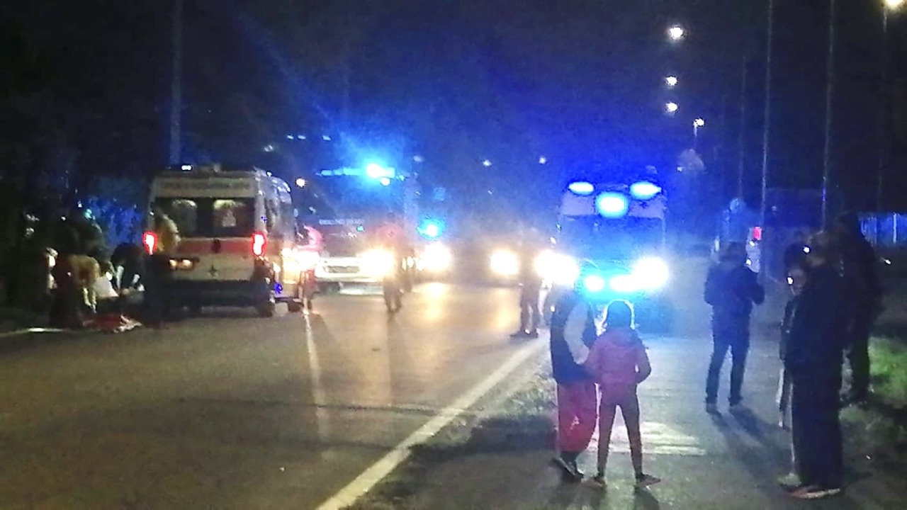 Esplosione in una casa di via Per Cantalupo: tre feriti