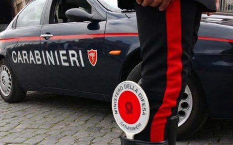 Fanno esplodere il Bancomat, ma arrivano i Carabinieri e fuggono senza bottino