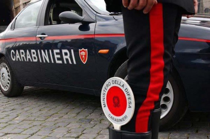 Fanno esplodere il Bancomat, ma arrivano i Carabinieri e fuggono senza bottino