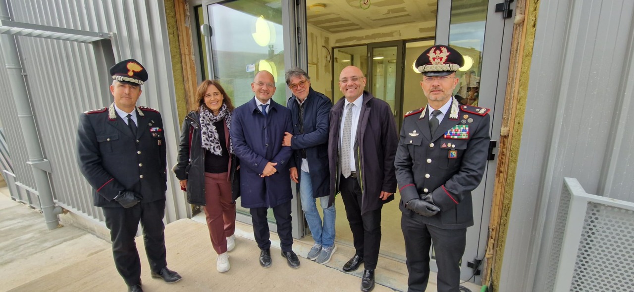 Fiastra, il Commissario Castelli in sopralluogo alla nuova caserma dei Carabinieri e dei Forestali
