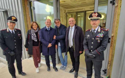Fiastra, il Commissario Castelli in sopralluogo alla nuova caserma dei Carabinieri e dei Forestali