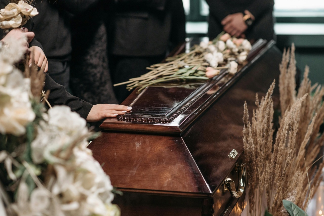 Finge la propria morte per scoprire chi sarebbe andato al suo funerale (poi si alza dalla bara)