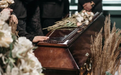 Finge la propria morte per scoprire chi sarebbe andato al suo funerale (poi si alza dalla bara)