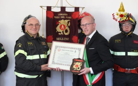 Frassenè premia i vigili del fuoco: cittadinanza onoraria al Comando provinciale di Belluno