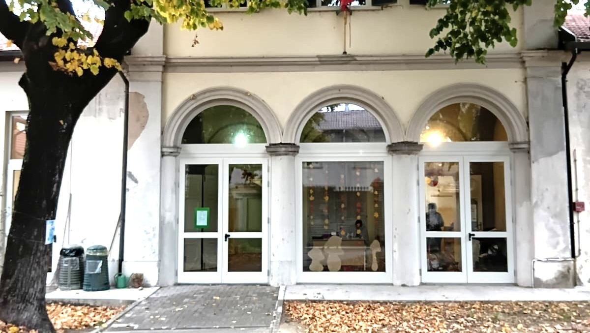 Furno e De Amicis: nuova giornata al freddo alle scuole dei Cappuccini. I genitori: “Ci dicano per quanto durerà”