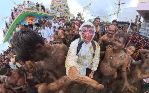 Gorehabba, il festival dove la gente si lancia addosso letame di mucca