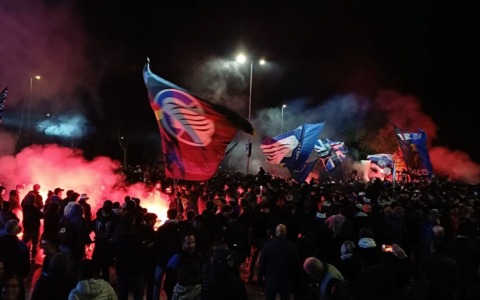 Metti una sera straordinaria: le foto e i video dei seimila tifosi dell’Atalanta sotto la Curva Sud
