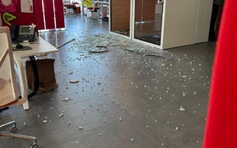 Grattacielo della Regione Piemonte, in frantumi un vetro della cabina acustica: ferita una dipendente