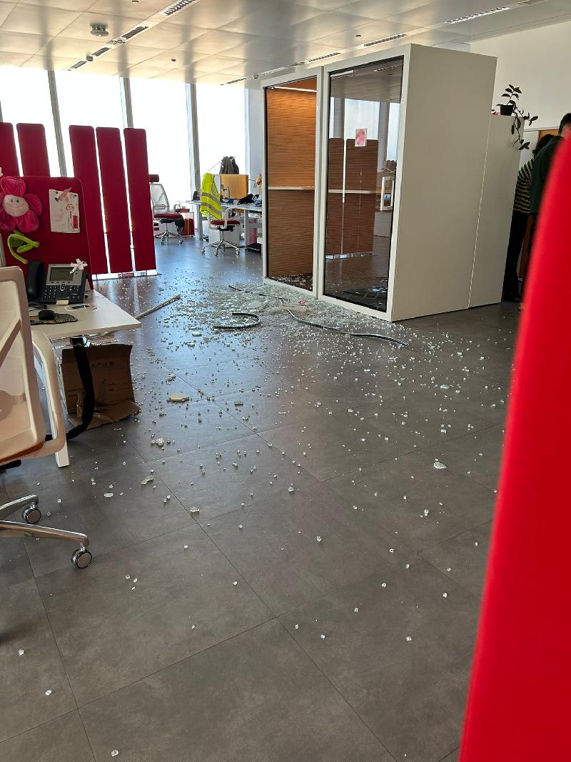 Grattacielo della Regione Piemonte, in frantumi un vetro della cabina acustica: ferita una dipendente
