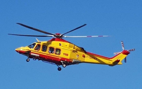 Grave incidente: scontro tra auto e furgone, 50enne elitrasportato