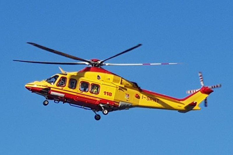 Grave incidente: scontro tra auto e furgone, 50enne elitrasportato