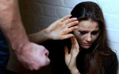 Ha maltrattato la moglie per anni: scatta la misura cautelare