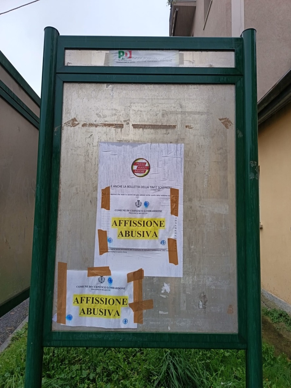 Il Comune oscura i manifesti della minoranza contro il sindaco Toto: “Affissione abusiva”