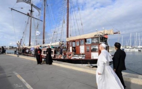 Il Papa a Ostia a bordo della nave di pace dei giovani