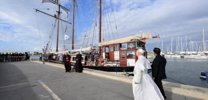 Il Papa a Ostia a bordo della nave di pace dei giovani