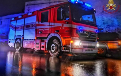 Incendio in un condominio in via San Marco, evacuati i residenti