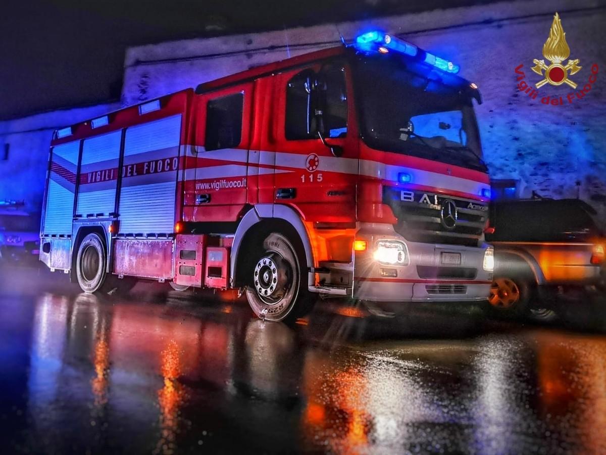 Incendio in un condominio in via San Marco, evacuati i residenti