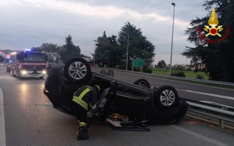 Incidente sulla A31, auto si schianta contro il guardrail e poi si ribalta