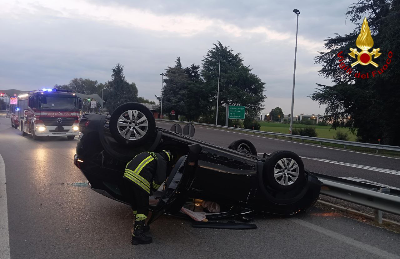 Incidente sulla A31, auto si schianta contro il guardrail e poi si ribalta