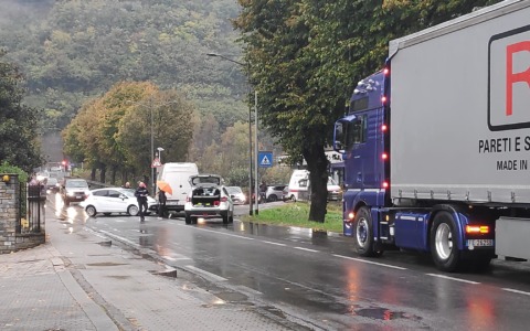Incidente tra auto e furgone, paura per un uomo anziano