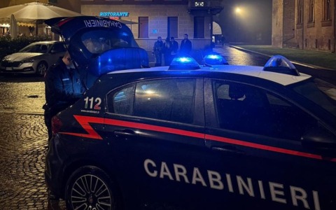 Infastidisce i clienti e aggredisce i Carabinieri: arrestato