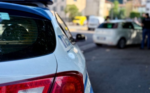 Insulta e prende a sberle una donna per un’auto in doppia fila, denunciato