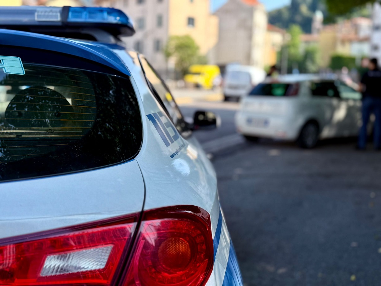 Insulta e prende a sberle una donna per un’auto in doppia fila, denunciato