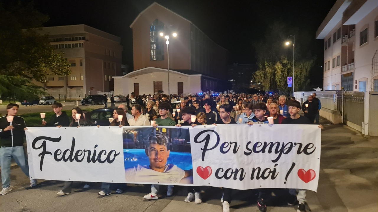 La fiaccolata per ricordare Federico Salvagni. L’INTERVISTA