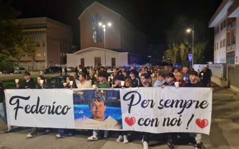 La fiaccolata per ricordare Federico Salvagni