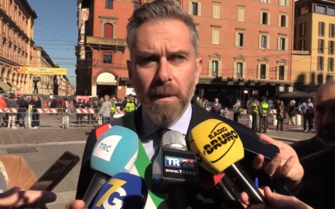 La polizia locale festeggia in piazza il 165esimo anniversario, il sindaco annuncia un piano di assunzioni