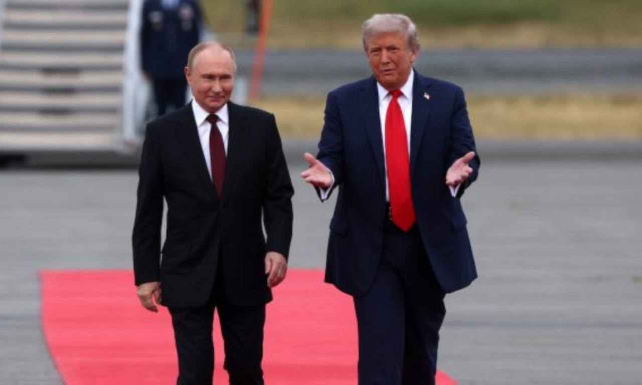 La tv russa sbeffeggia Trump: “Un fesso”. Casa Bianca: “Incontro con Putin non a breve”