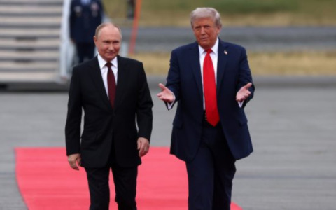 La tv russa sbeffeggia Trump: “Un fesso”. Casa Bianca: “Incontro con Putin non a breve”