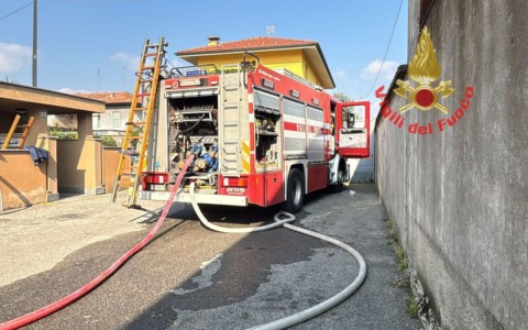 Le fiamme avvolgono un appartamento, intervento dei Vigili del fuoco di Lecco